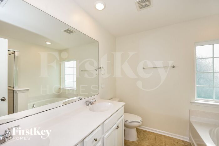 Building Photo - 736 Redbud Ln