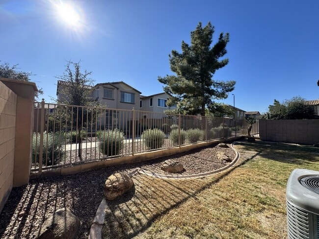 Building Photo - CHARMING 3 BEDROOM IN SPECTRUM COMMUNITY