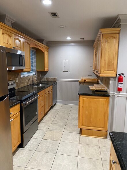 Building Photo - 303 Country Club Dr