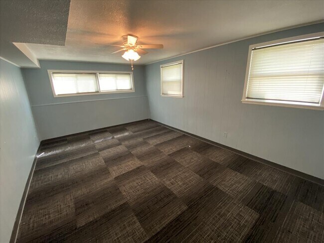Building Photo - West Des Moines Home!