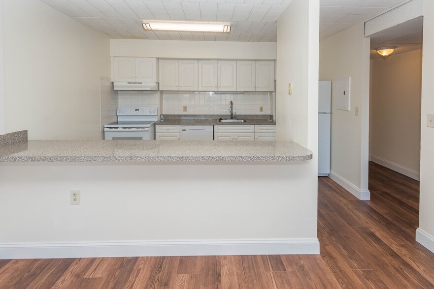 Building Photo - Whitney Towers in the heart of the Hamden's Centerville Neighborhood