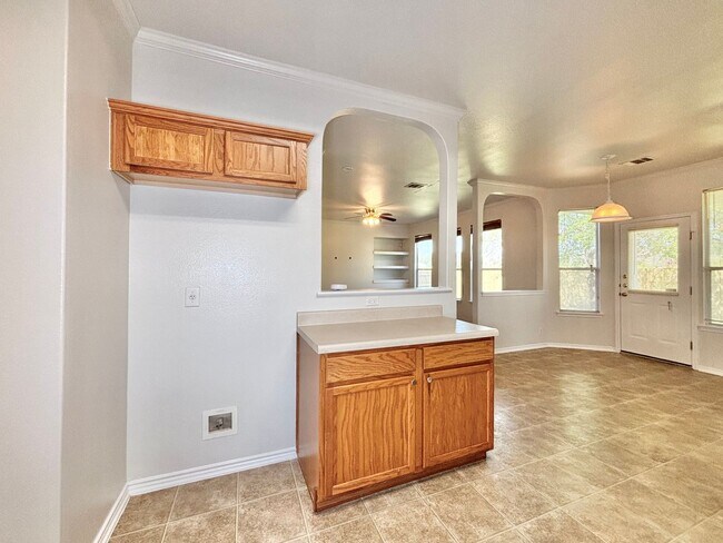 Building Photo - Spacious 3 bedroom home!