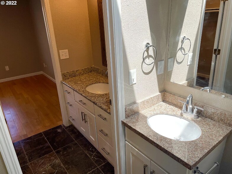 Building Photo - 5635 SE 84th Ave