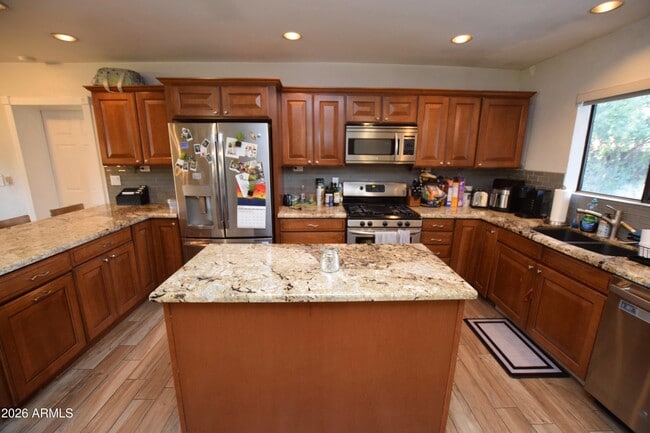 Building Photo - 946 E Denton Ln