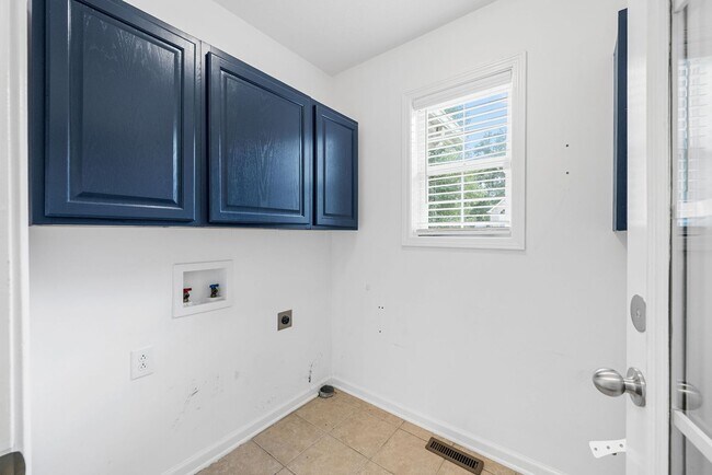 Building Photo - 3 Bedroom 3 Bath Pet Friendly Home For Ren...