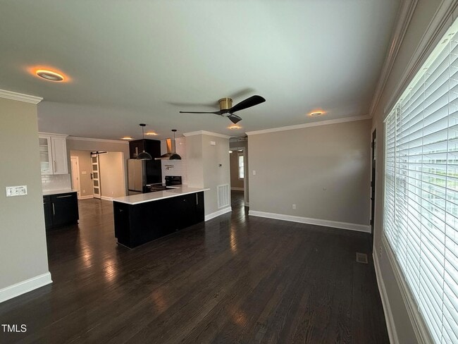 Building Photo - 215 Walnut St