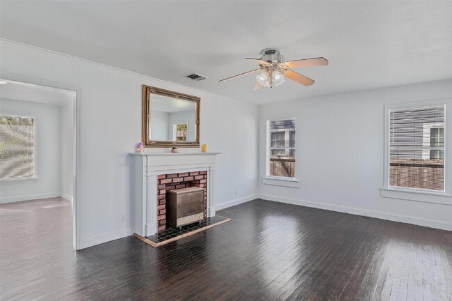 Building Photo - "Charming 2-Bedroom Shreveport Home with Cozy Fireplace & Gleaming Hardwood Floors!"