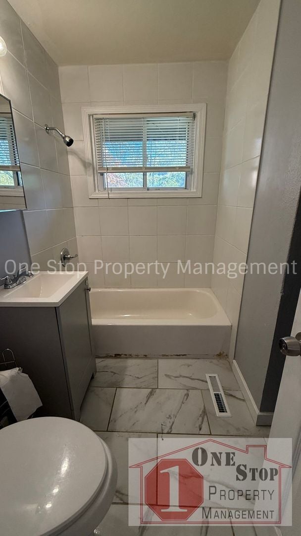 Building Photo - 4 Bedroom, 2 Bathroom home in Kansas City