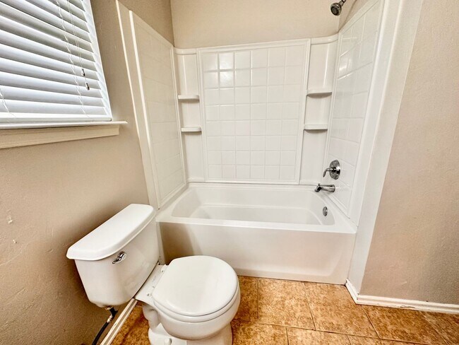 Building Photo - Newer 3 Bedroom off I-240