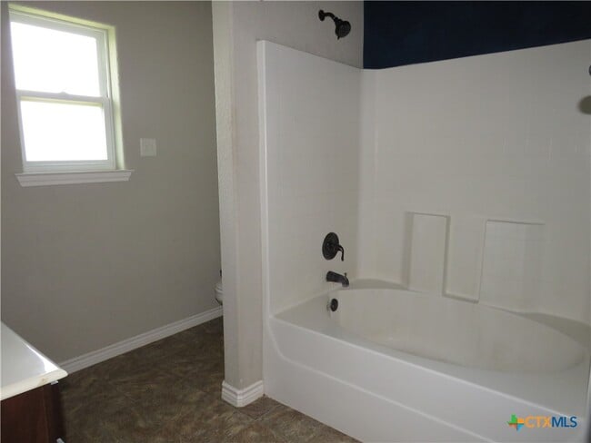 Building Photo - 2604 Hector Dr