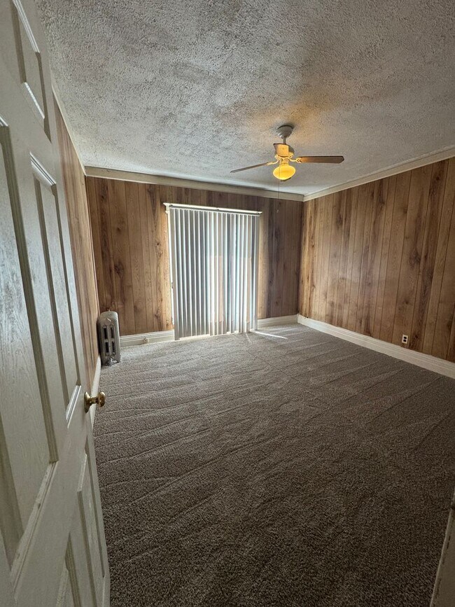 Building Photo - 4 Bedroom spacious Colonial, mins from Dow...