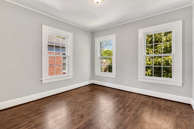 Building Photo - 666 Yorkshire Rd NE