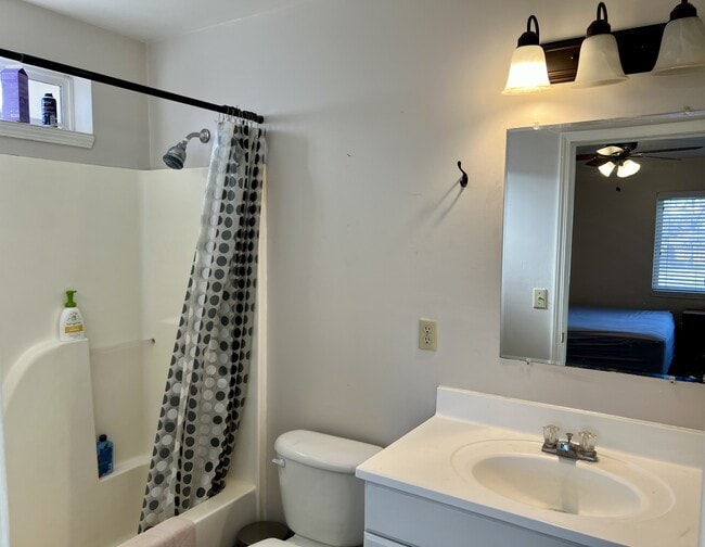 Building Photo - 385 Fir St