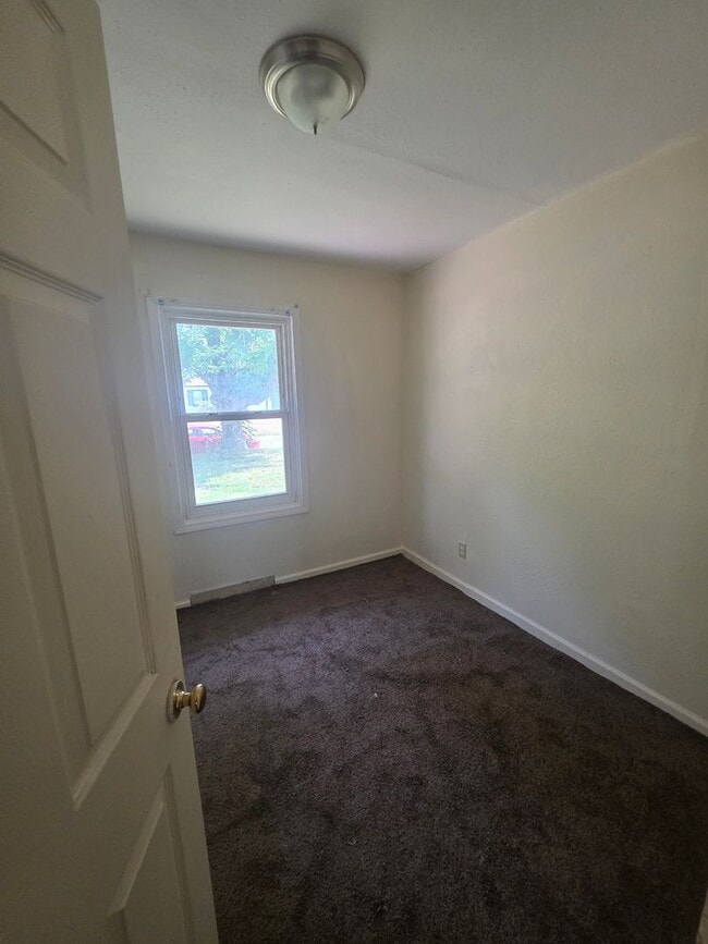Building Photo - 4BD/1 BA nicely updated home
