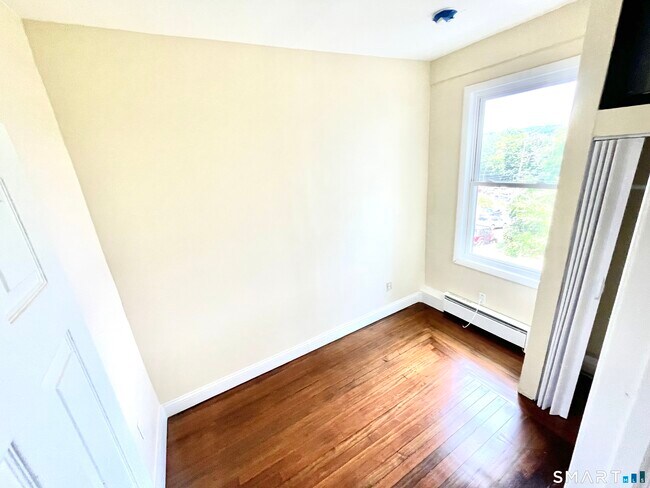 Building Photo - 1015 W Main St