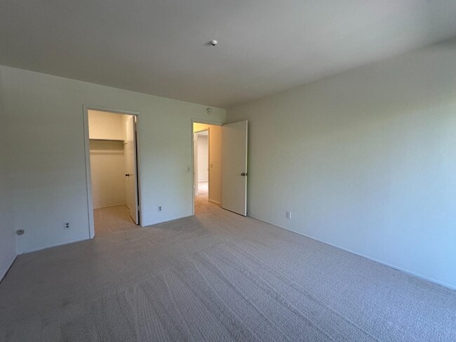 Building Photo - 4004 Farm Hill Blvd