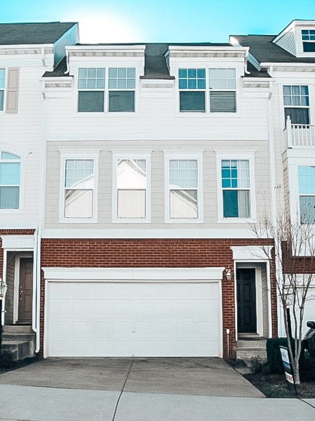 Primary Photo - Beautiful 3 Bed 3.5 Bath Interior Townhome...