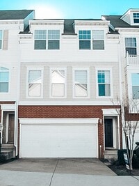 Building Photo - Beautiful 3 Bed 3.5 Bath Interior Townhome...