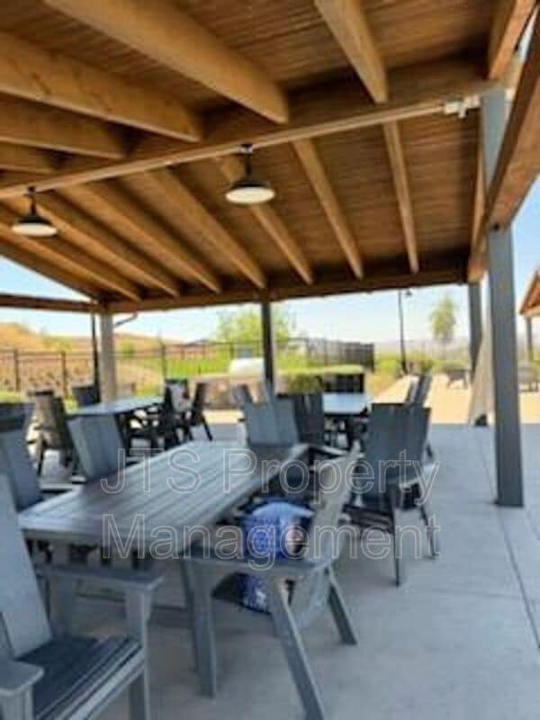 Building Photo - 3349 Hedgerow Ct