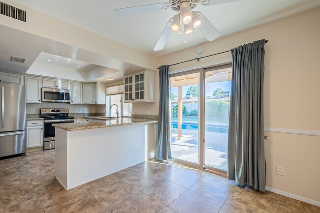Building Photo - Three Bedrooms & POOL in 85254!
