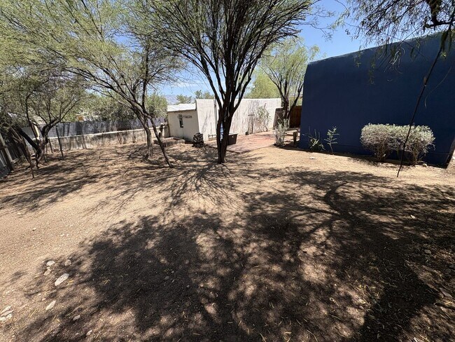 Building Photo - Central Tucson charming historic adobe home