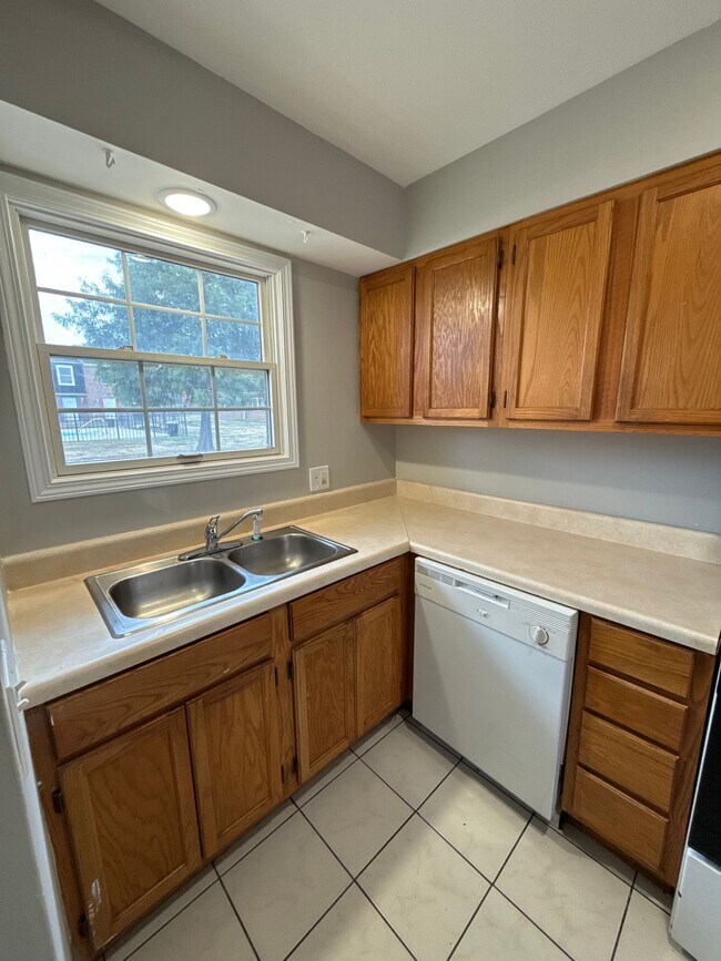 Building Photo - Newly Updated 1 Bedroom, 1 Bathroom Apartment! Close to Pool!