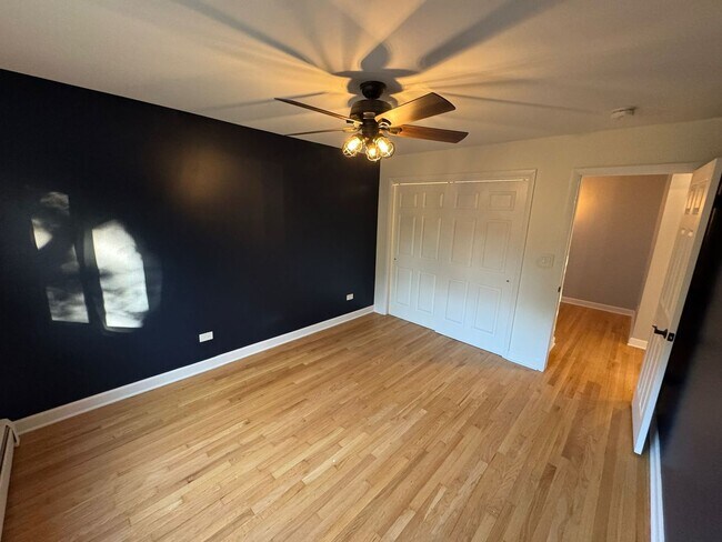 Building Photo - 1647 W Rascher Ave