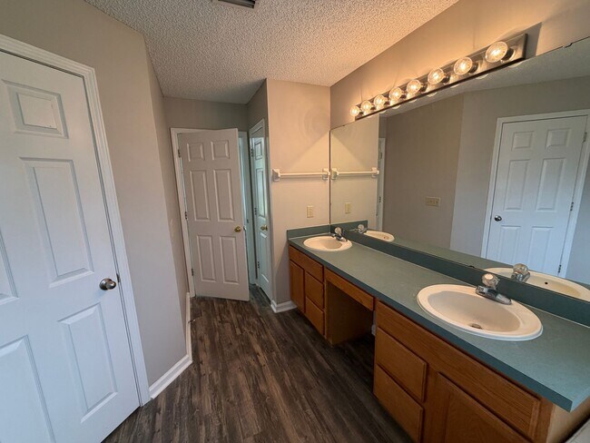 Building Photo - 401 Wild Grape Dr