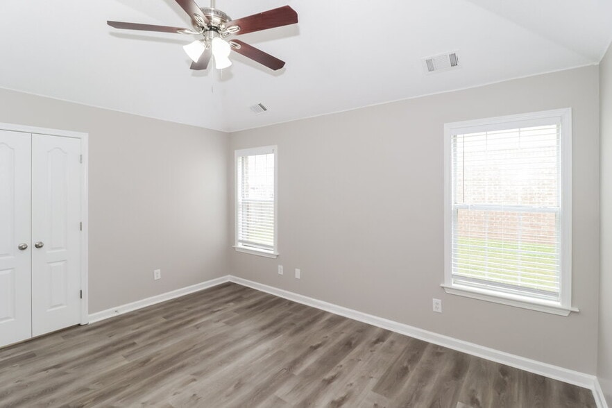 Building Photo - 8645 Valmont Cir