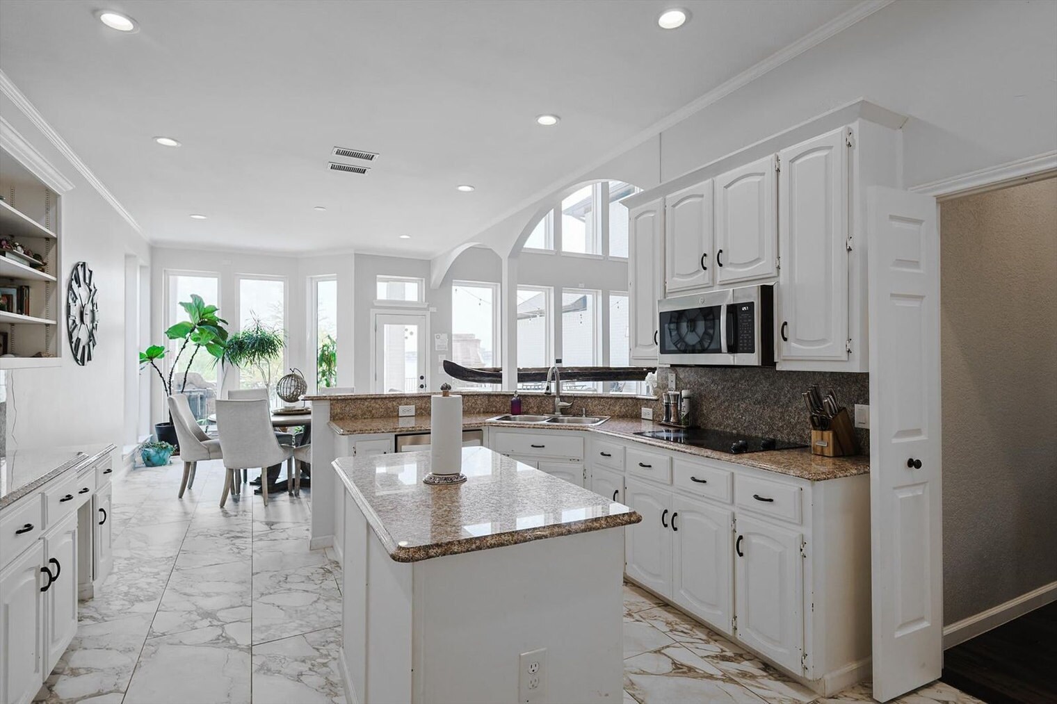 Building Photo - 4710 Scenic Dr