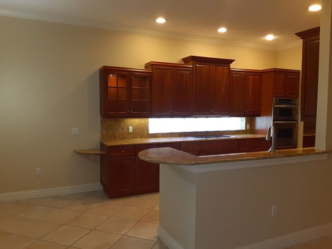 Building Photo - Annual unfurnished 3/2 SFH with pool in The Oaks!