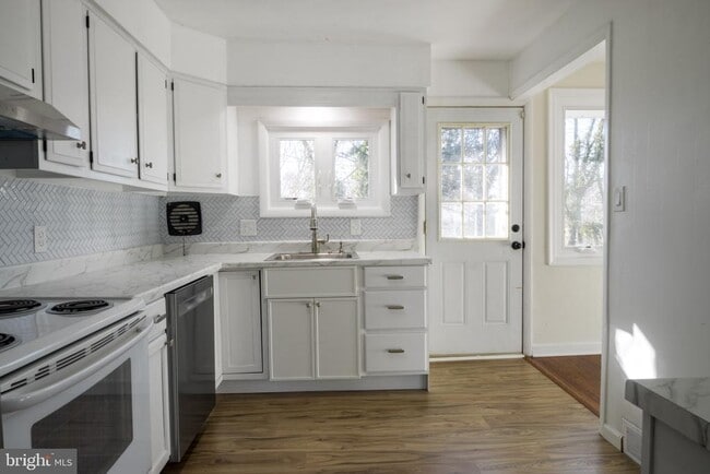 Building Photo - 1016 S Hilton Rd