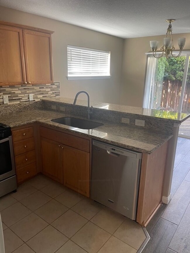 Building Photo - Beautiful 3 bed 2.5 home in Oak Hills! Was...