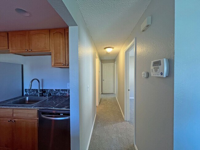 Building Photo - Charming Immaculate Three Bedroom Rambler in Tacoma