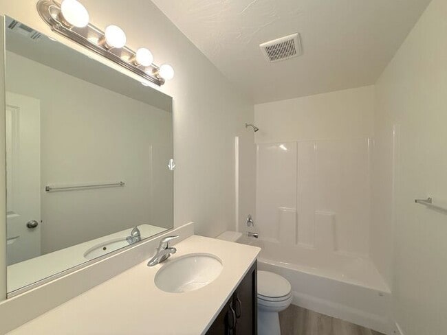 Building Photo - 4 Bed, 2.5 Bath home with 2 Car Garage