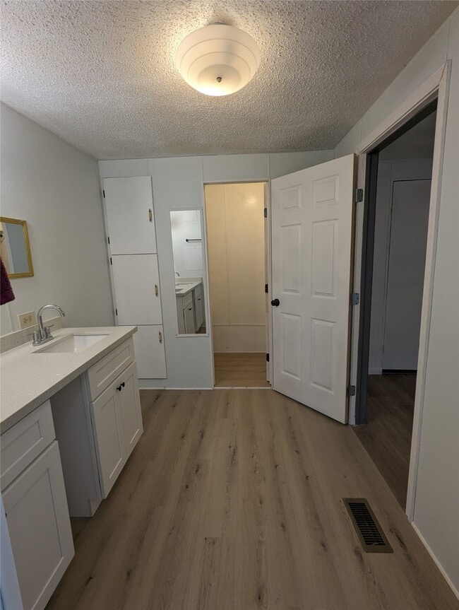 Building Photo - 10014 Cedar Landing Dr