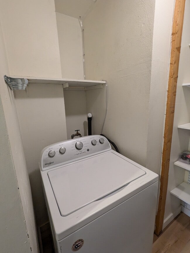 Building Photo - 455 NE Clay Ave