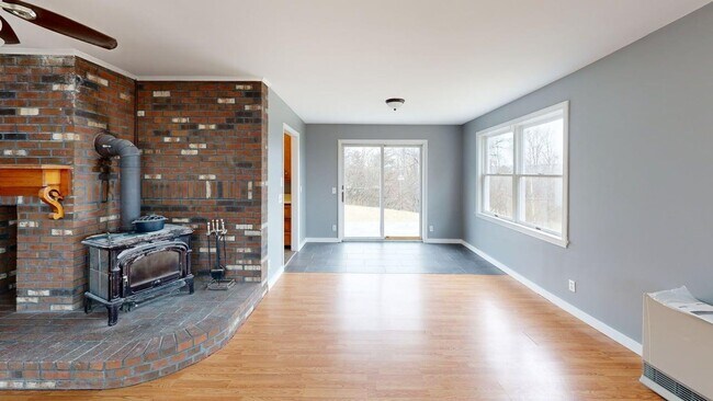 Building Photo - Beautifully maintained single-level ranch home in South Barre