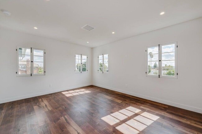 Building Photo - 5261 San Vicente Blvd
