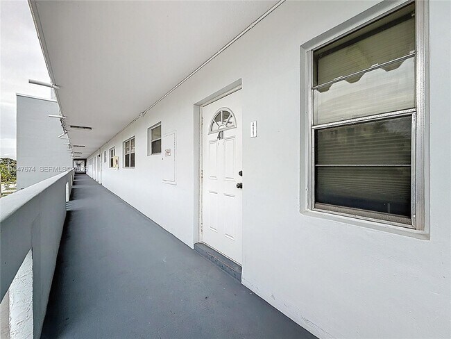 Building Photo - 1000 NE 14th Ave