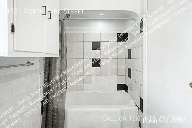 Building Photo - 1521 N Park St