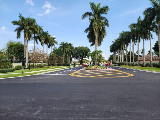 Building Photo - 10246 Lexington Estates Blvd