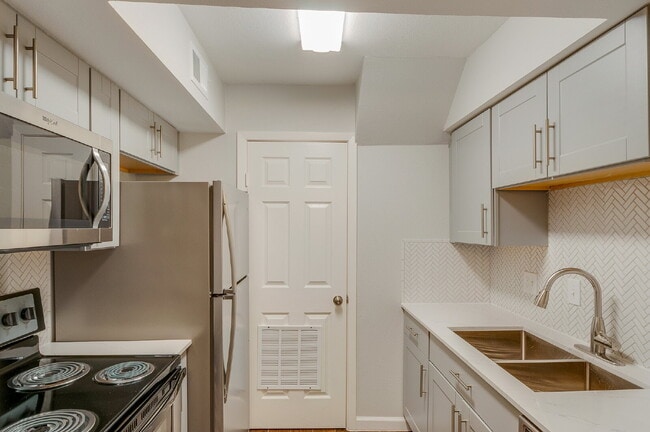 Building Photo - 2 BEDROOM/2 BATH FABULOUS LOCATION AT THE DESIRABLE ENERGY CORRIDOR