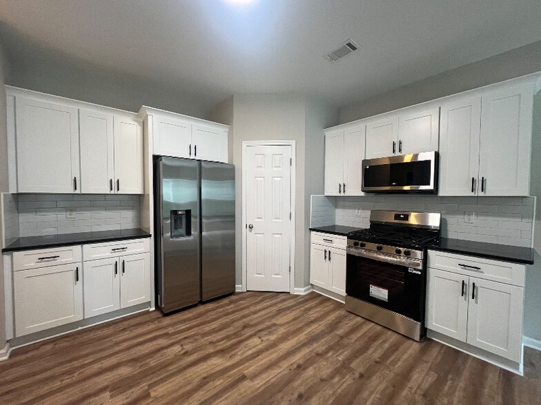 Building Photo - 2501 Southhaven Ln