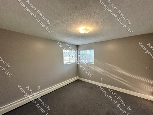 Building Photo - SE Side Updated One Bedroom Unit