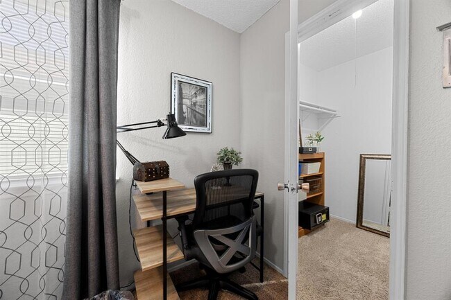 Building Photo - 1111 Fairlawn Cove