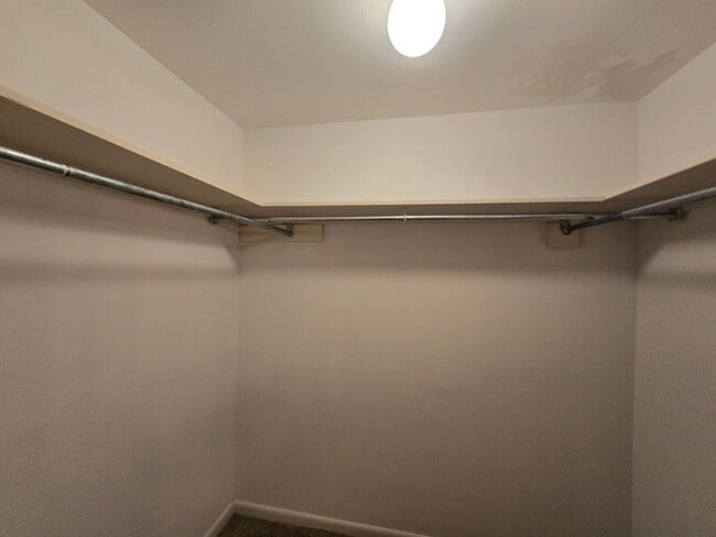 Building Photo - 3103 Eisenhauer Rd