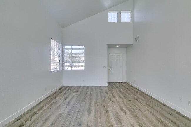 Building Photo - NORTH SHORES REFRESHED 2 STORY HOME WITH FIREPLACE AND LARGE BACKYARD