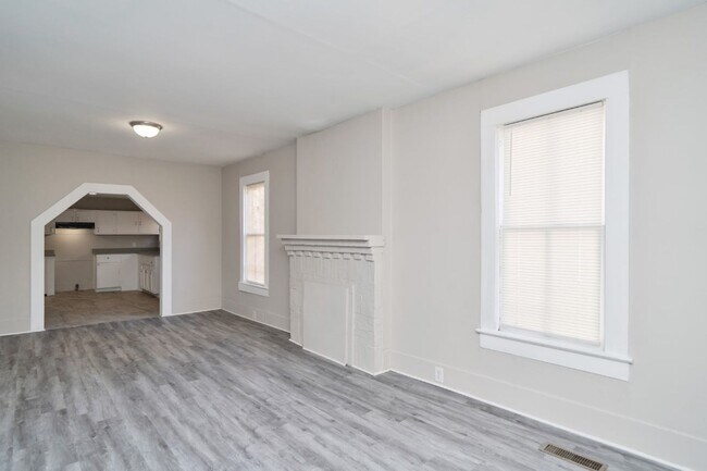 Building Photo - 611 Bell St