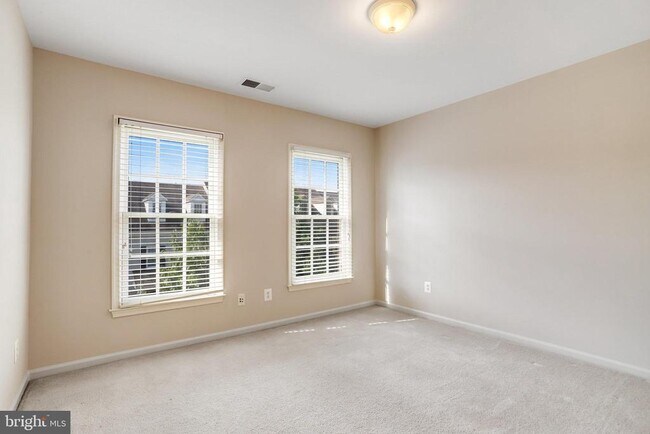 Building Photo - 213 Oak Knoll Terrace